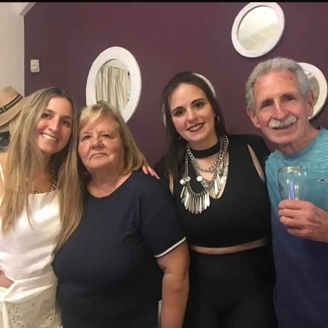 Fernanda, compartiendo un momento con su mamá María Cristina, su papá Julio y su hermana Florencia.