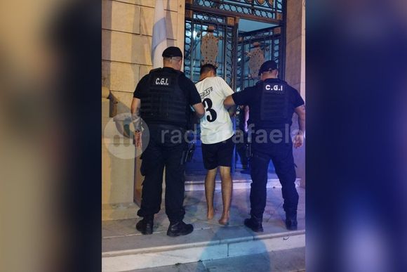 Se defendió de un ladrón armado, lo golpeó y lo detuvo hasta que llegó la policía