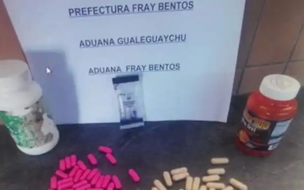 Descartaron unas 100 pastillas de éxtasis en el baño de la Aduana