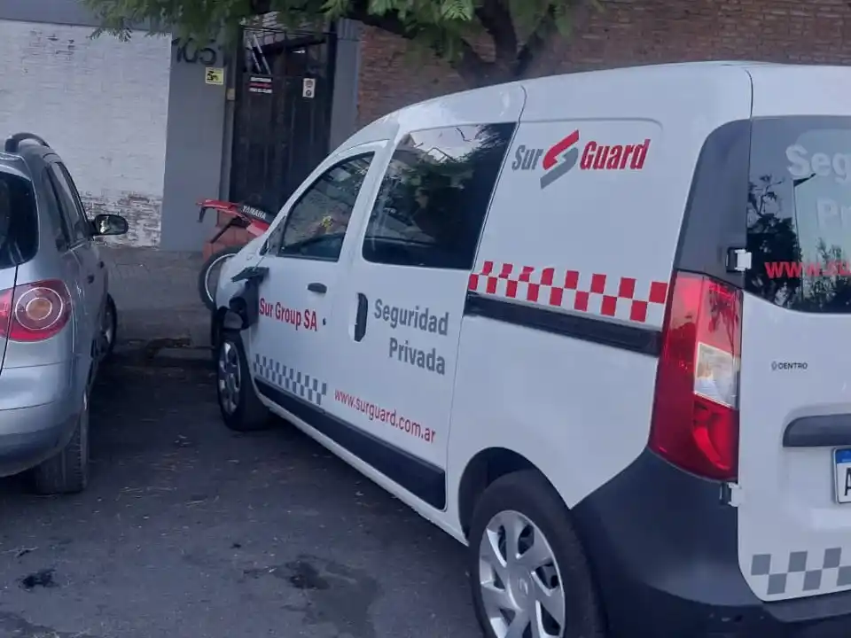 Un cuidacoche le destrozó la camioneta a un hombre que se negó a pagarle en el club Universitario