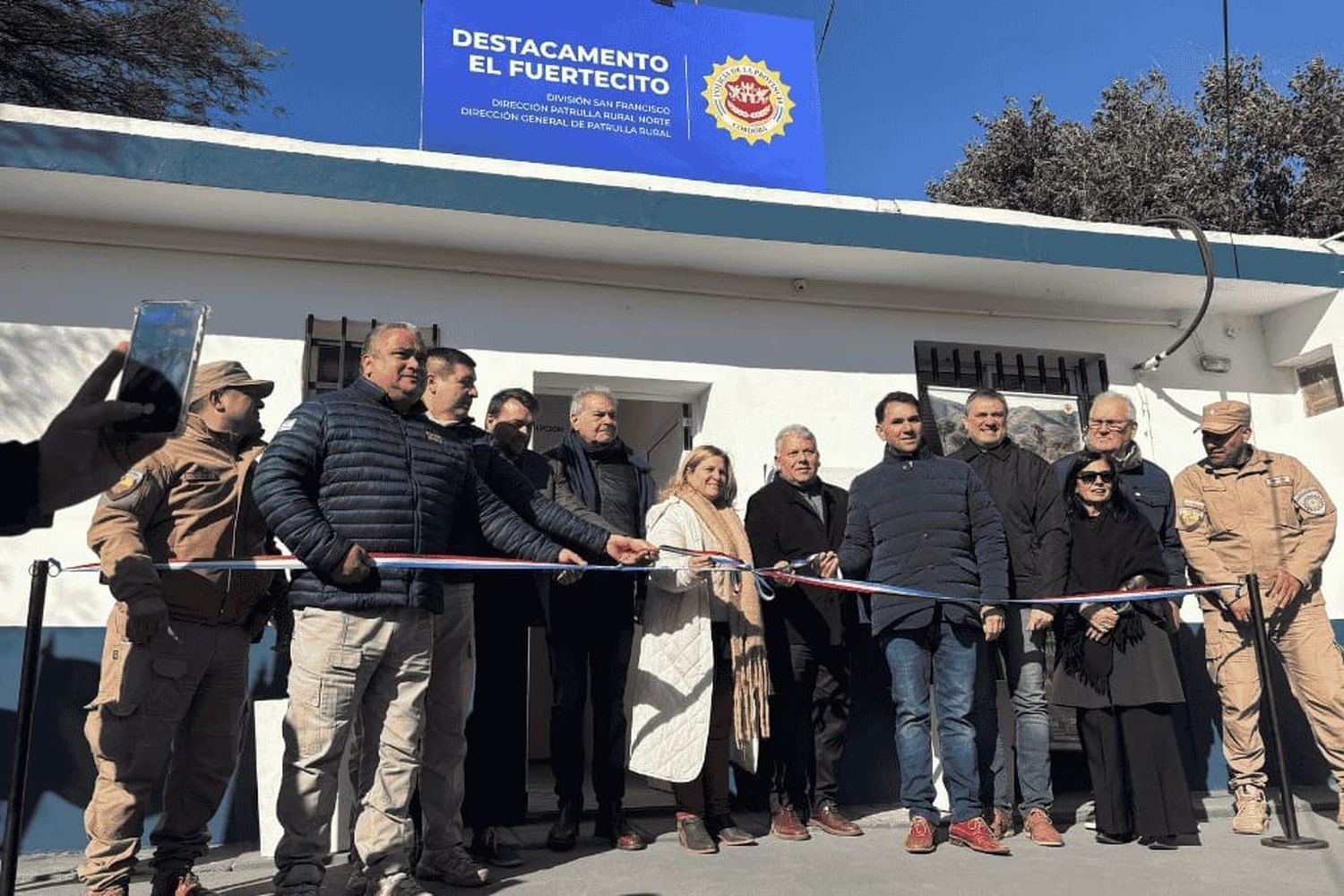 El corte de cinta que dejó inaugurado el destacamento rural en “El Fuertecito”