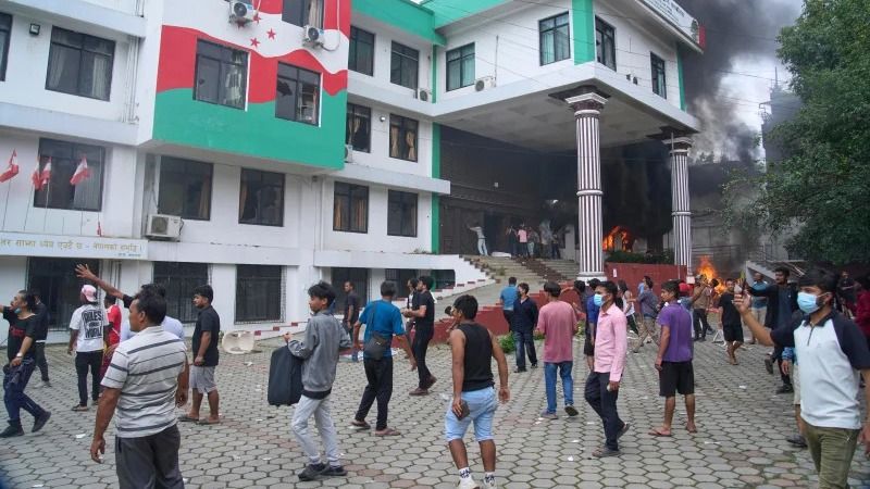 Manifestantes vandalizaron la sede central del Partido del Congreso de Nepal durante las protestas contra la prohibición de las redes sociales y la corrupción en Katmandú, Nepal, el martes 9 de septiembre de 2025. (Foto AP/Niranjan Shrestha)