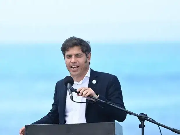 “Más allá de lo que diga el Gobierno la plata no alcanza: la comida, los remedios, los alquileres, todo está por las nubes”, aseguró el mandatario.