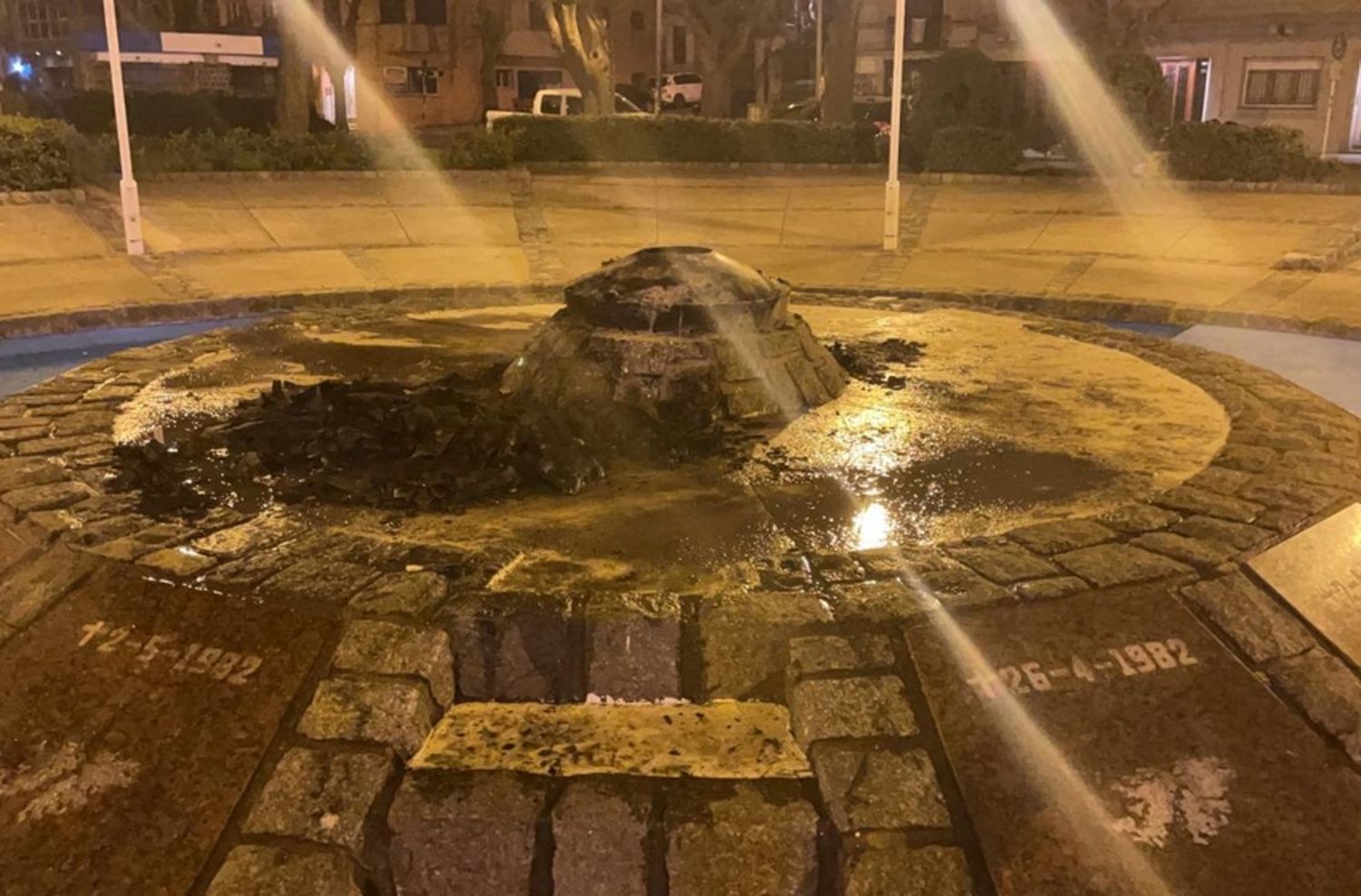 Atraparon a un hombre que incendiaba bolsas en el Monumento a Malvinas