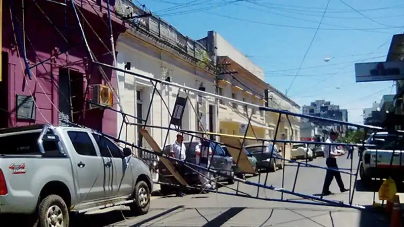 Un andamio de pintores se desplomó sobre una camioneta estacionada