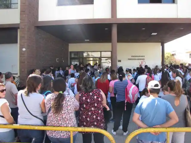 Abrazo simbólico a la Escuela Marcos Sastre