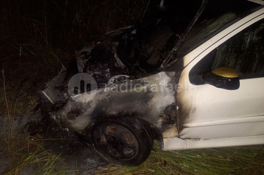 Un Peugeot 206 comenzó a arder en ruta 13 y quedó en la banquina