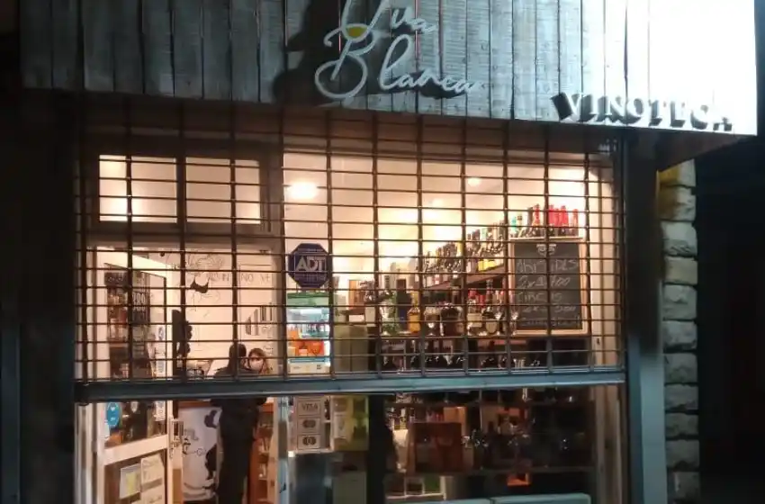 Ladrón con estilo: robó en vinería y se llevó la recaudación