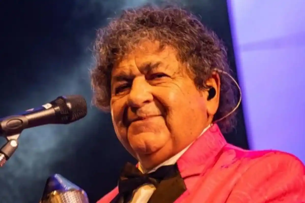 Se encuentra lúcido y acompañado por sus seres queridos.