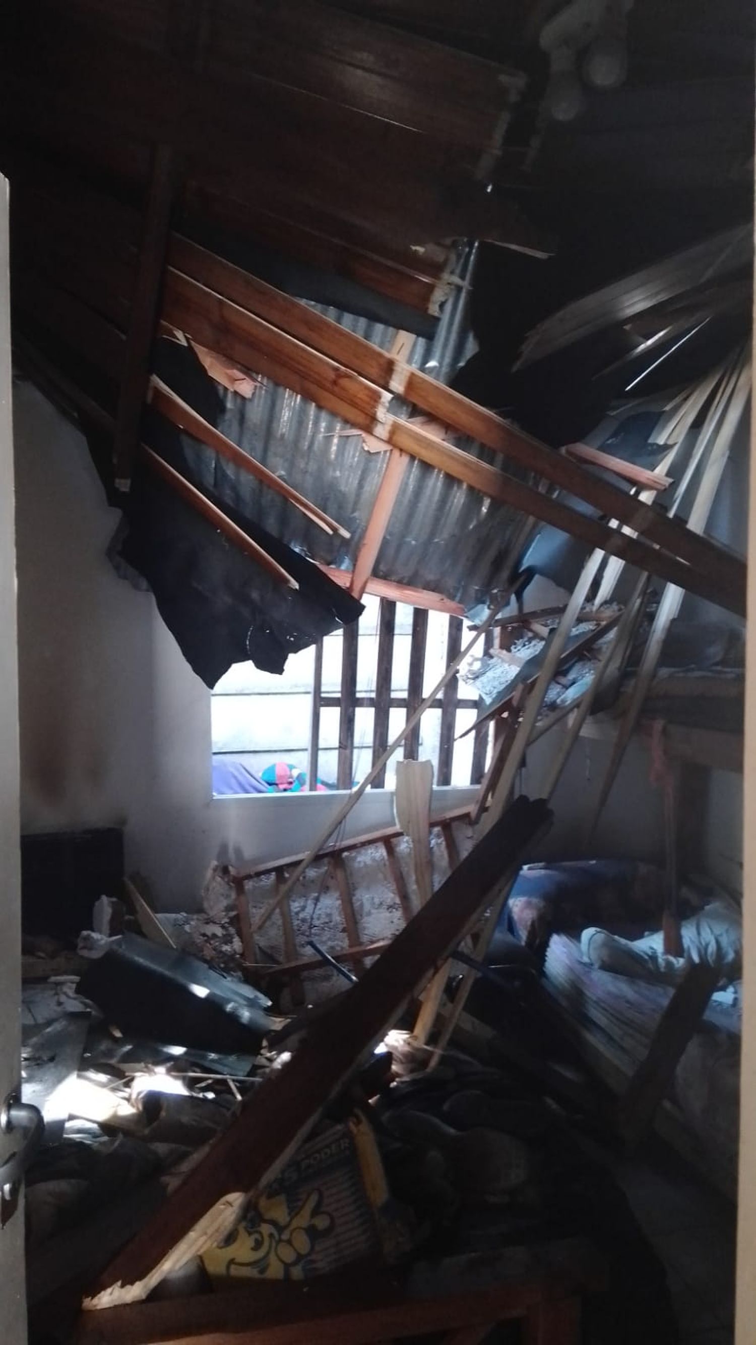 En Chienno al 200 se desplomó un tanque de agua y cayó sobre la habitación de una menor que resultó ilesa
