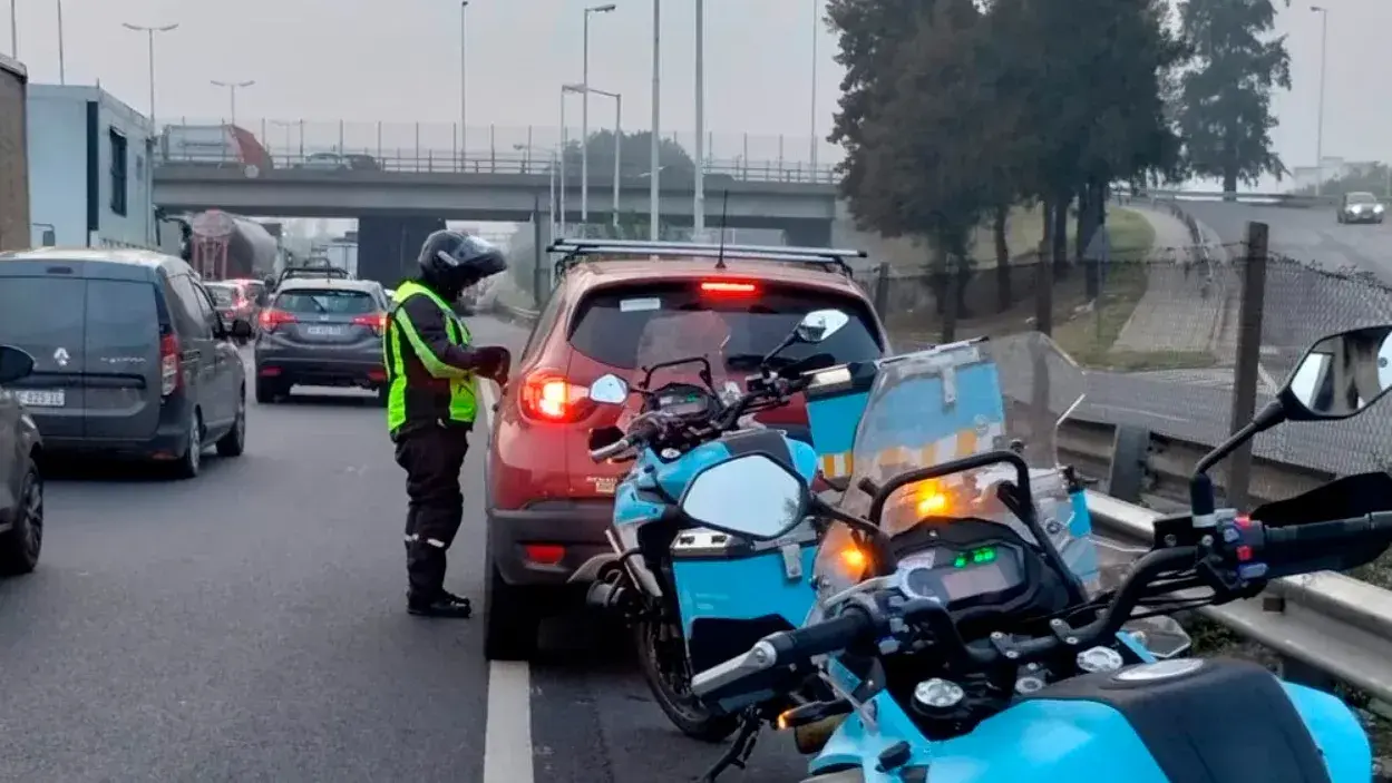 Agente de tránsito controla vehículos en la Autopista.