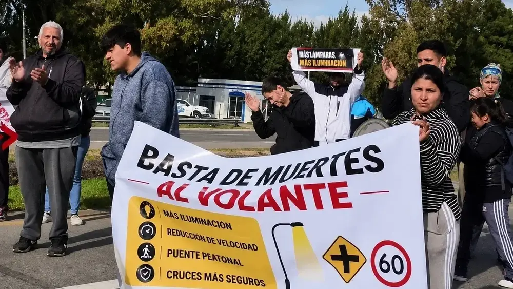 Una de las protestas que los vecinos de El Peligro, vienen realizando todos los sábados en la Ruta 2.