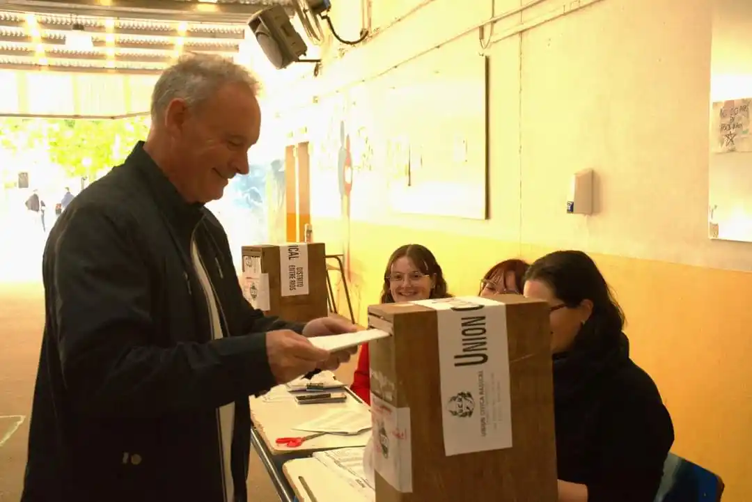 El escrutinio provisorio indica una diferencia entre Sosa y Schneider de tan solo 3,62%