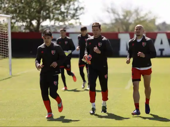 Bernardi analiza el once titular de Newell's para cerrar el 2025 frente a Racing
