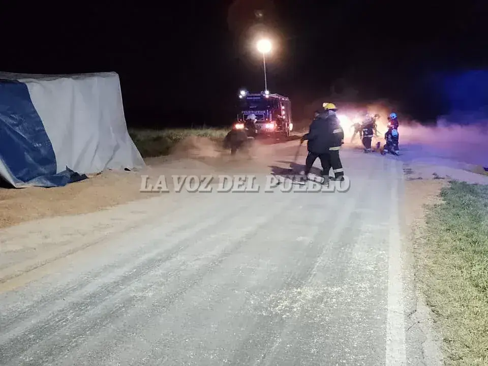 Vuelco de un acoplado en la Ruta 3 a la altura de Aparicio: el chofer tresarroyense resultó ileso