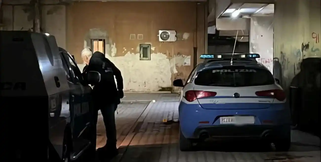 Una discusión por la música alta terminó en tragedia en Nápoles: apuñaló y mató a su hermana de 22 años