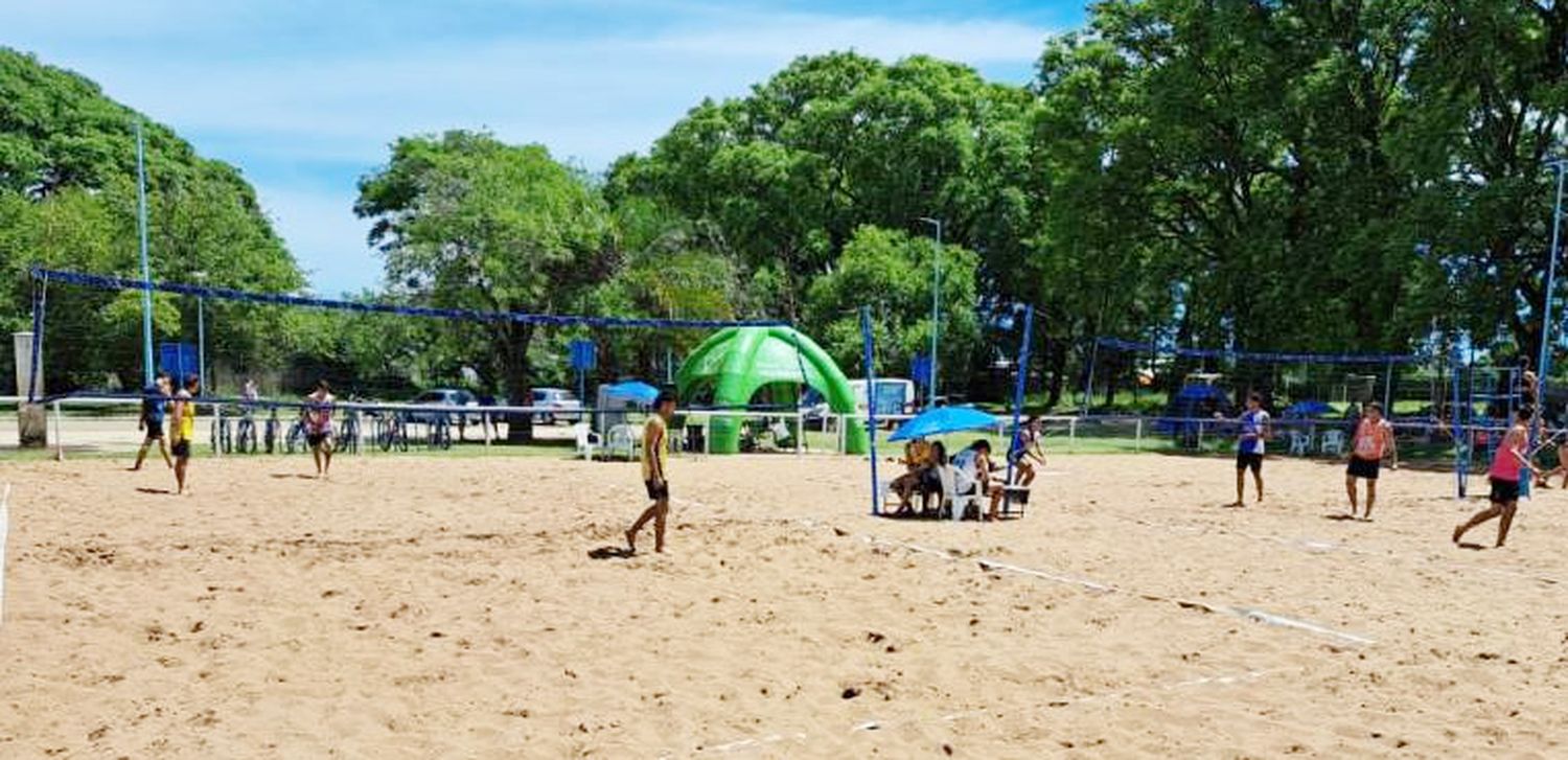 En la costanera se desarrolló el primer Torneo de Beach Vóley