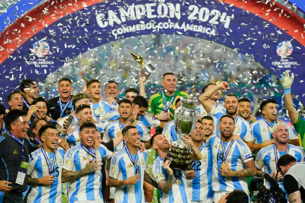 Messi y Di María levantando su último título internacional juntos