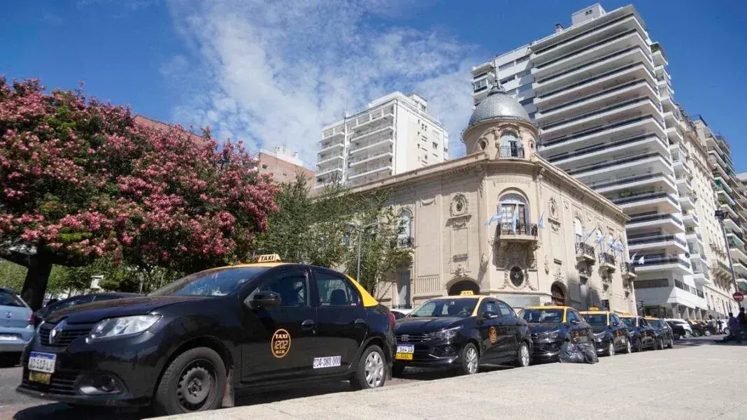 Taxistas, remiseros y cadetes protestaron frente al Concejo por la regulación de Uber y DiDi