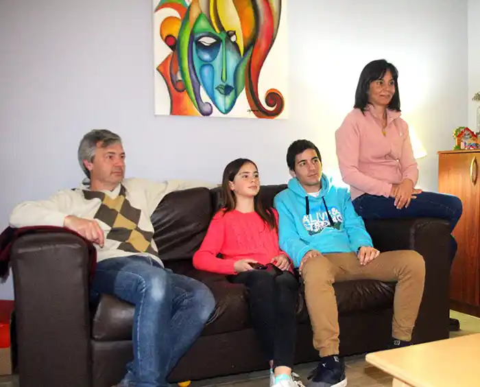 Los candidatos relajados y en familia, en el día previo a la elección
