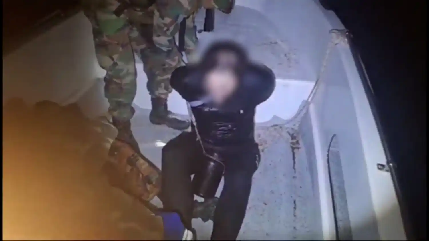 Se camufló como un camalote para contrabandear cigarrillos y lo detuvieron