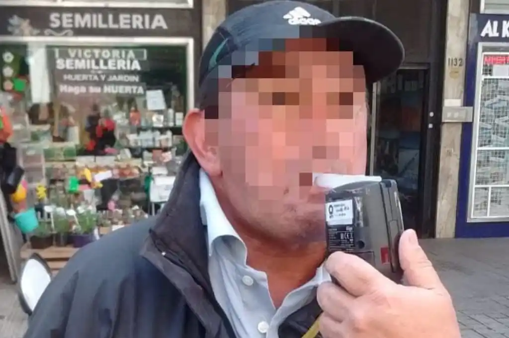 Lo pararon en un control y casi “rompe” el aparato de lo borracho que estaba