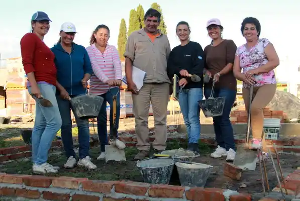 Un grupo de diez mujeres construye el barrio en el que vivirán con sus familias