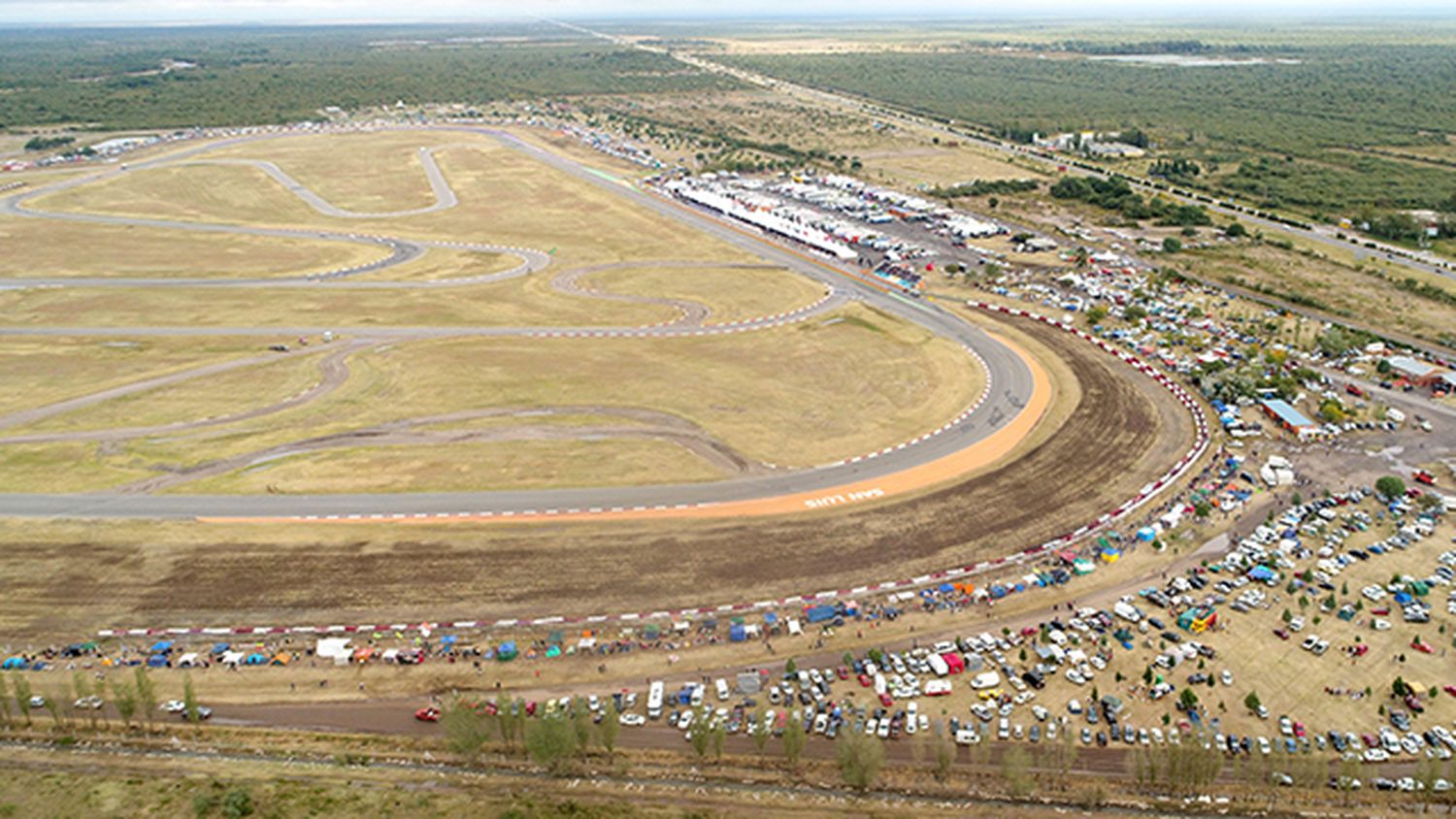 El TC correrá en el Autódromo Rosendo Hernández la segunda fecha de la Copa de Oro este fin de semana. Luego de la victoria de Argentina y para evitar superposición, la carrera final será a las 12:25. Repasa el cronograma.