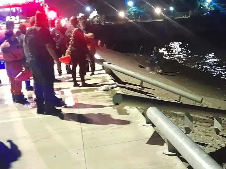 El vehículo quedó dentro del agua.