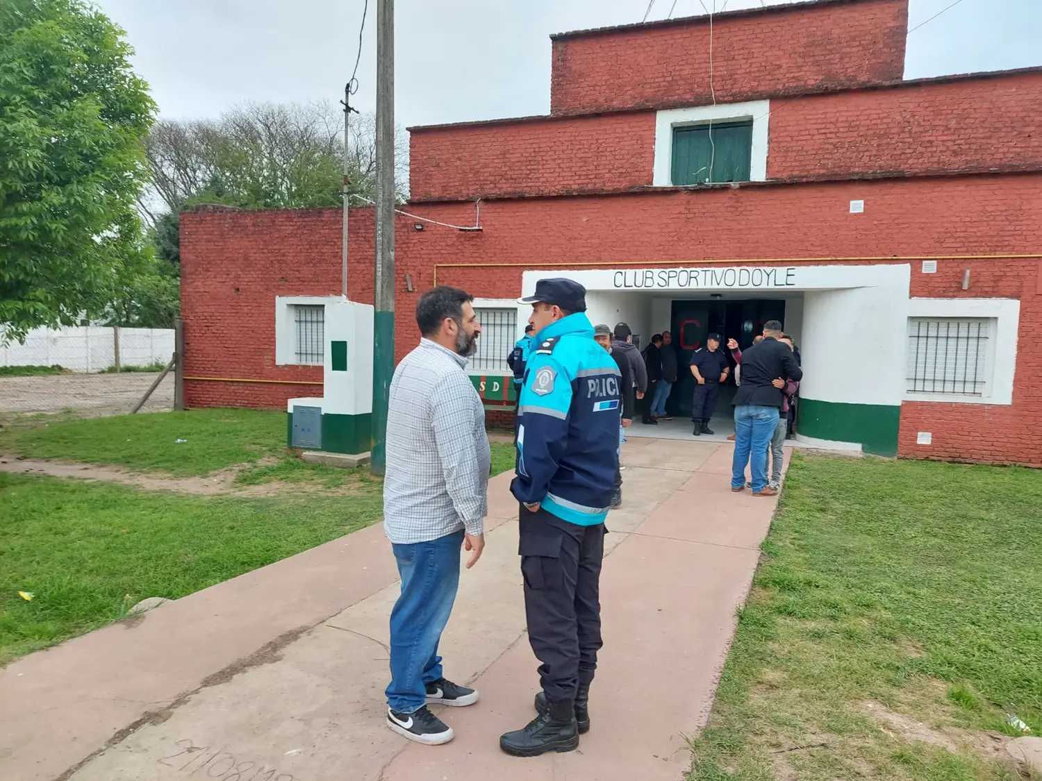 El presidente del Concejo, Martín Baraybar, dialoga con el jefe de la Policía Comunal, comisario Cano, antes de la sesión en Doyle, que contó con custodia policial.