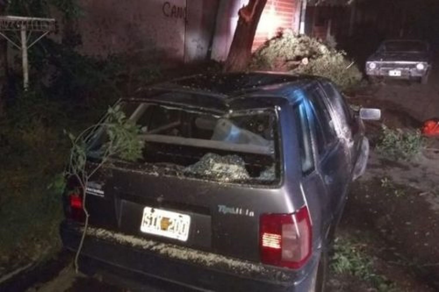 Un temporal provocó voladuras de techos e inundación de casas en Bahía Blanca