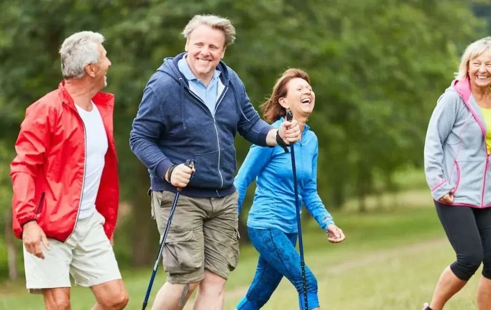¿Conviene caminar más o hacerlo más rápido? Un estudio analizó qué opción favorece la longevidad