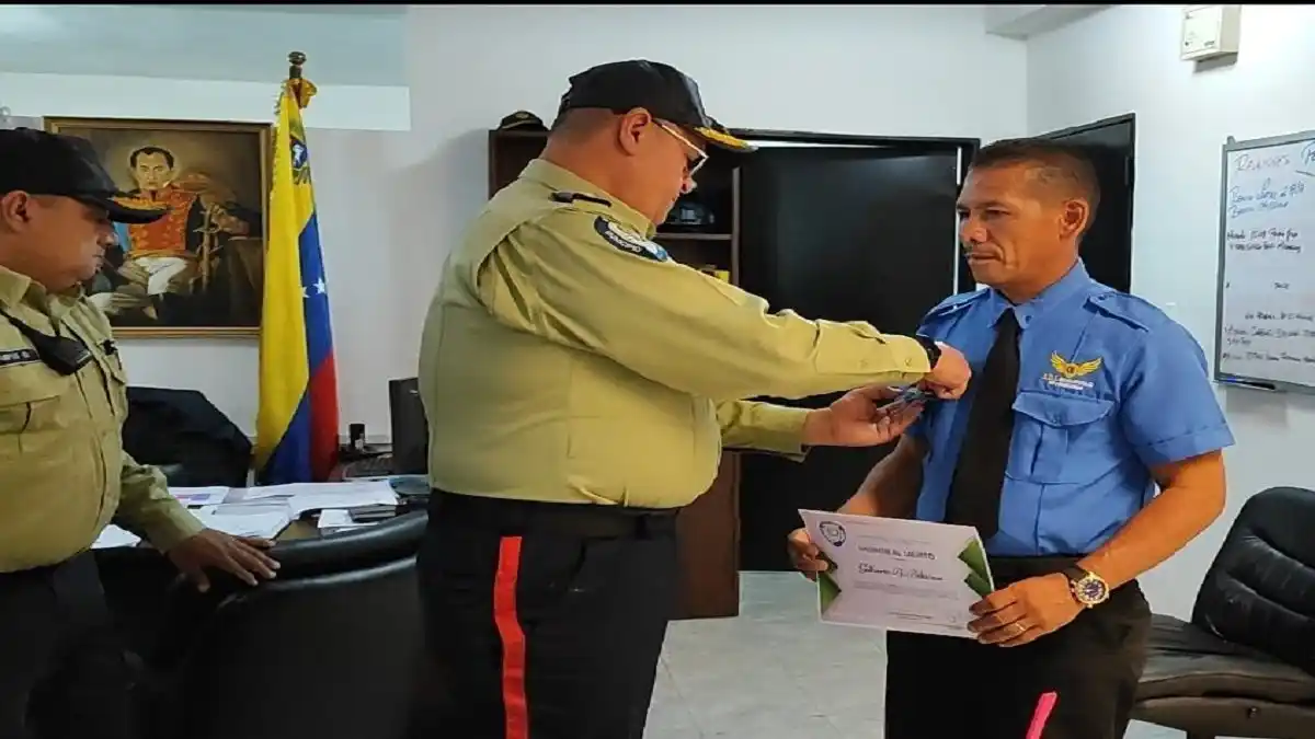 CONDECORAN A VIGILANTE que salvó la vida de niña que cayó por escaleras mecánicas de El Sambilito en Petare