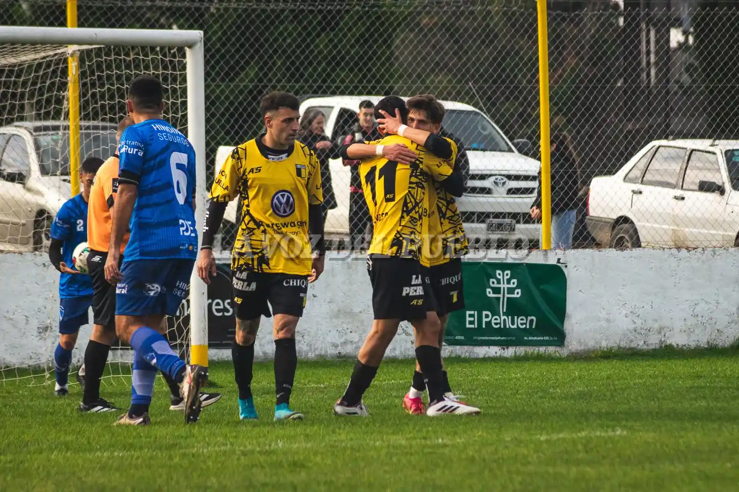 Galabert (11) celebra su gol de penal con Romito, mientras los acompaña Di Rocco y se lamenta Rodríguez (6)