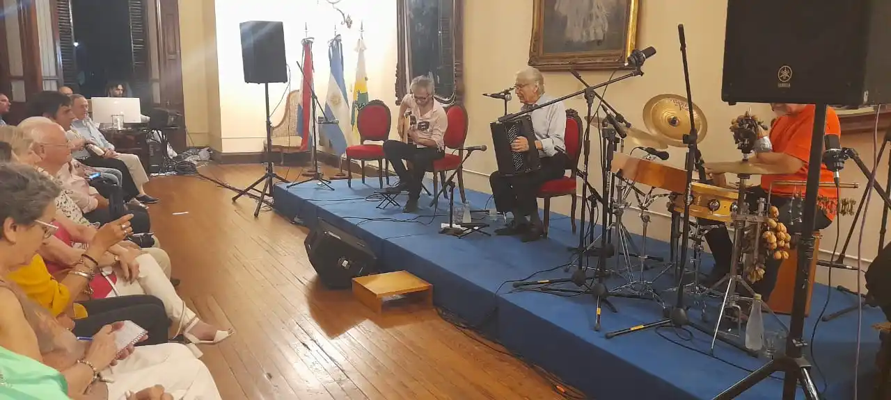 Raúl Barboza brindó un recital en el Club Social