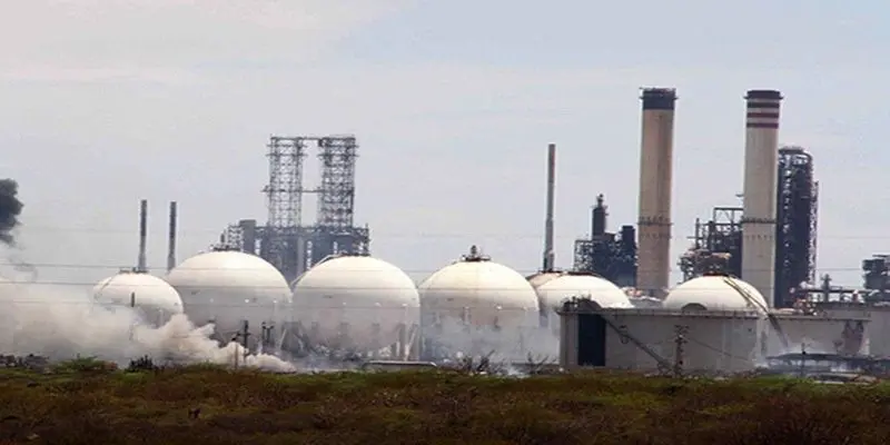 Destruyen la industria: reparar refinerías no garantiza producción de gasolina