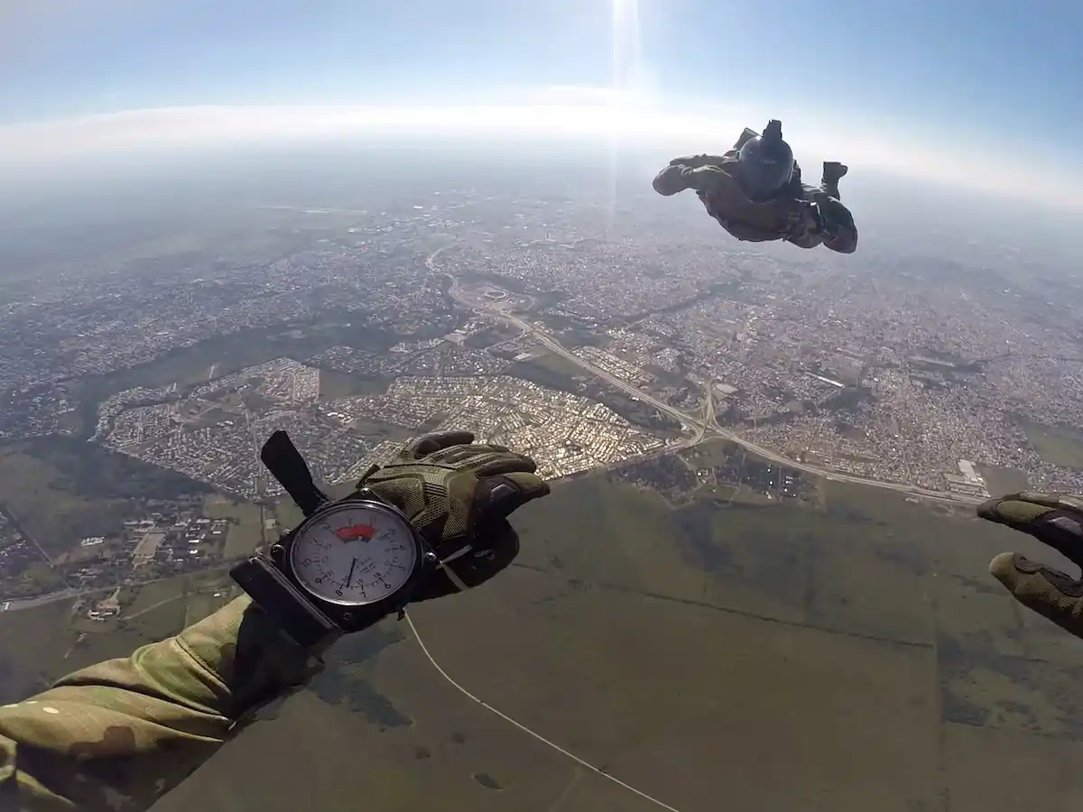 Desfile del 9 de julio: paracaidistas del Equipo Militar de Córdoba se lanzarán sobre el playón frente a los Obeliscos