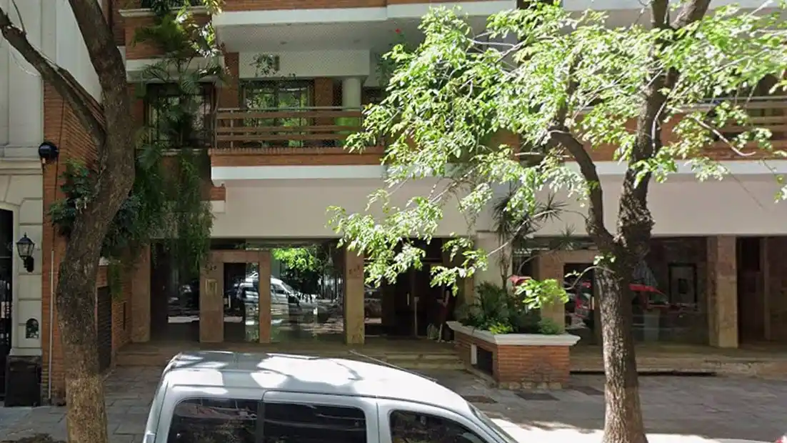 El edificio donde vive Manuel Adorni, en Miró al 500, en el barrio de Caballito