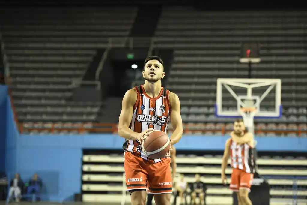 Lisandro Fernández en la línea de libres (Foto: Prensa Quilmes)