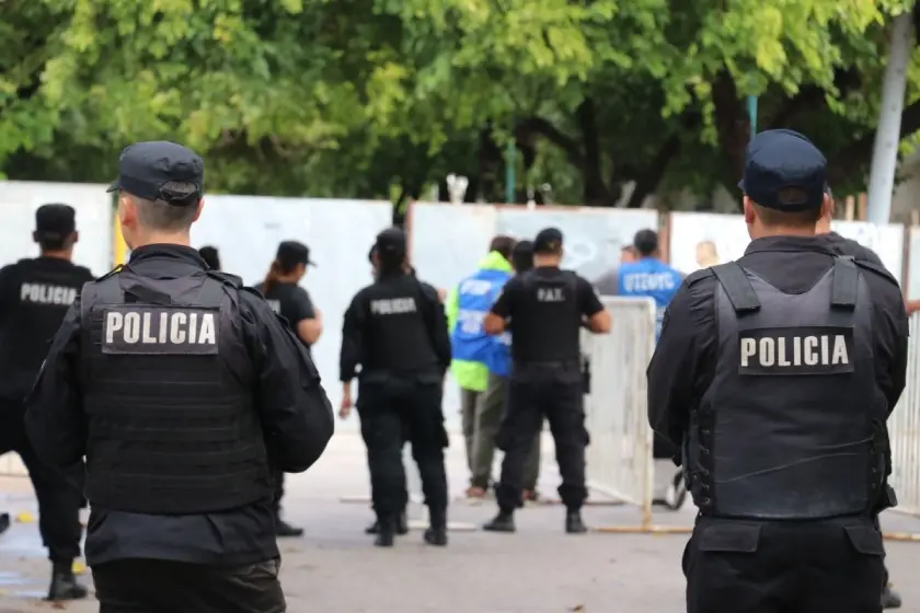 Policías.