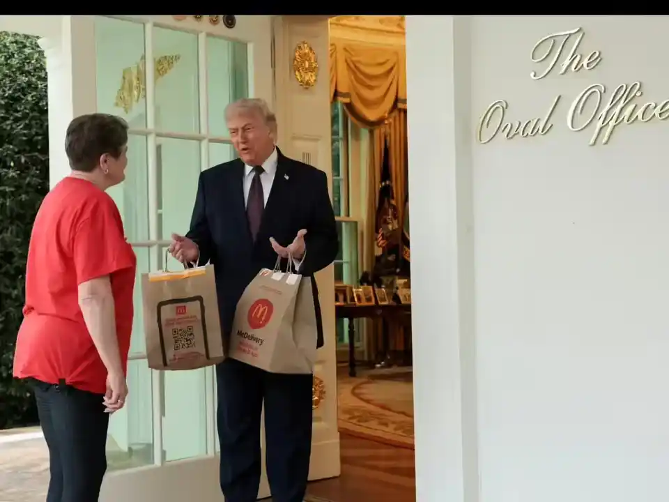 El presidente Donald Trump recibiendo comida rápida.