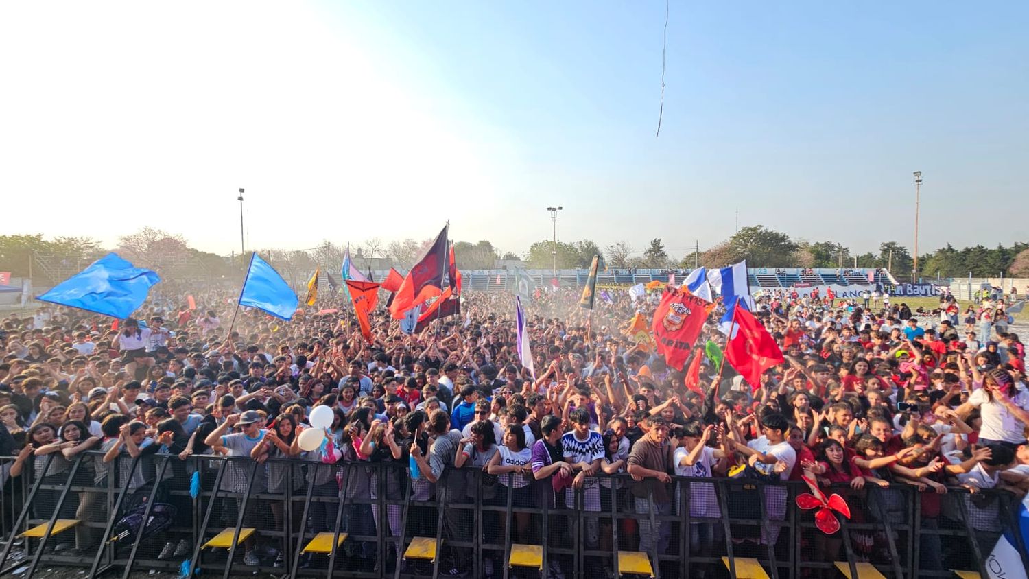 Ni el Bati-gol se quiso perder el acto inaugural de la estudiantina olímpica de Reconquista