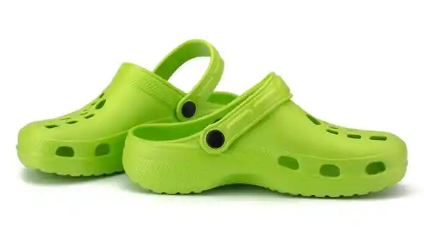 La moda de usar "Crocs" ¿puede afectar la salud?