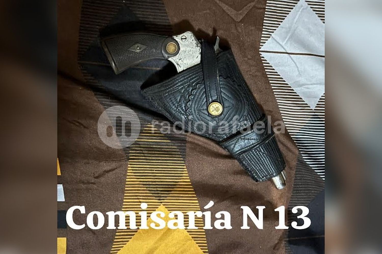 Graves amenazas: hallaron un arma de fuego bajo la almohada de la cama en una requisa domiciliaria