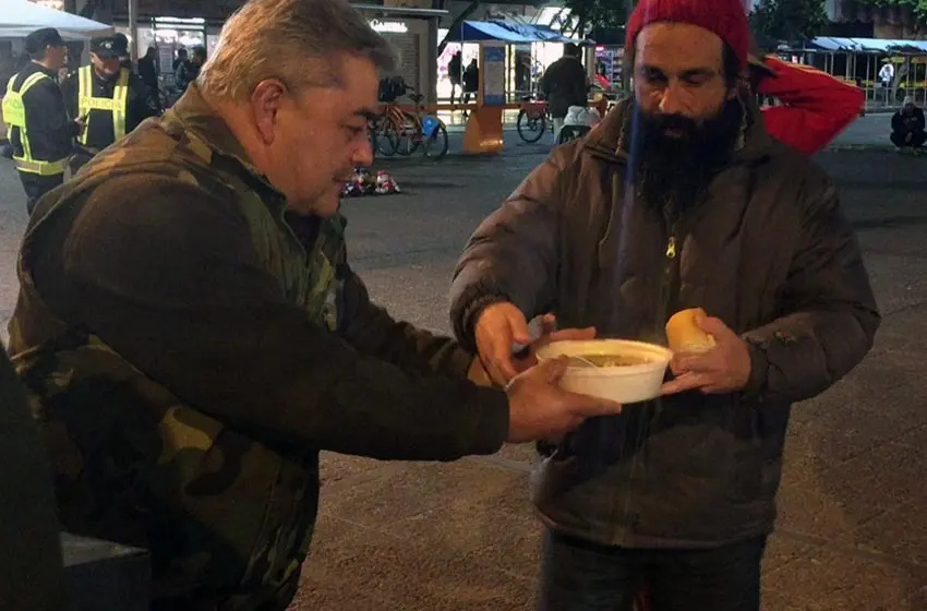 El frío y la noche: combatientes de Malvinas ayudan a personas en situación de calle