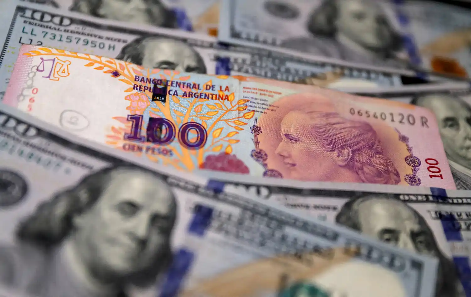 El gobierno intervendrá desde el lunes en el mercado del dólar contado con liqui