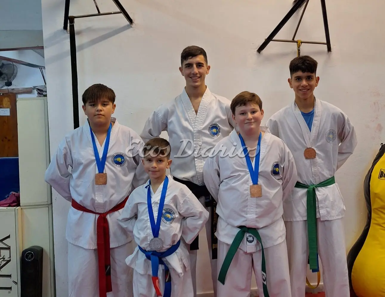 Facundo Aguirre junto a cuatro de sus alumnos