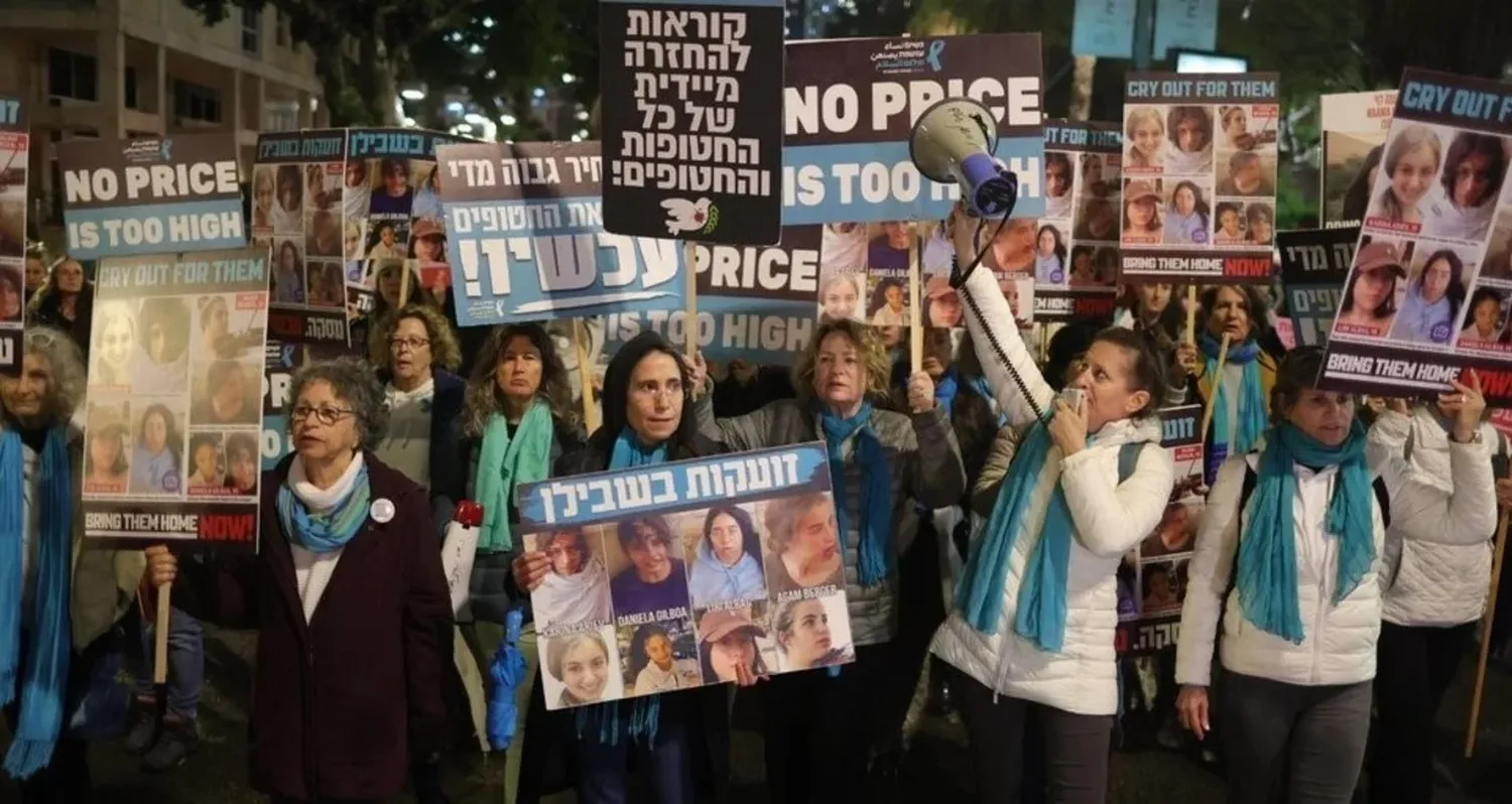 Manifestación de mujeres a favor de la recuperación inmediata de los rehenes. "El tiempo se agota" dice uno de los carteles portado por las manifestantes que bloquearon calles e intersecciones de Jerusalén.