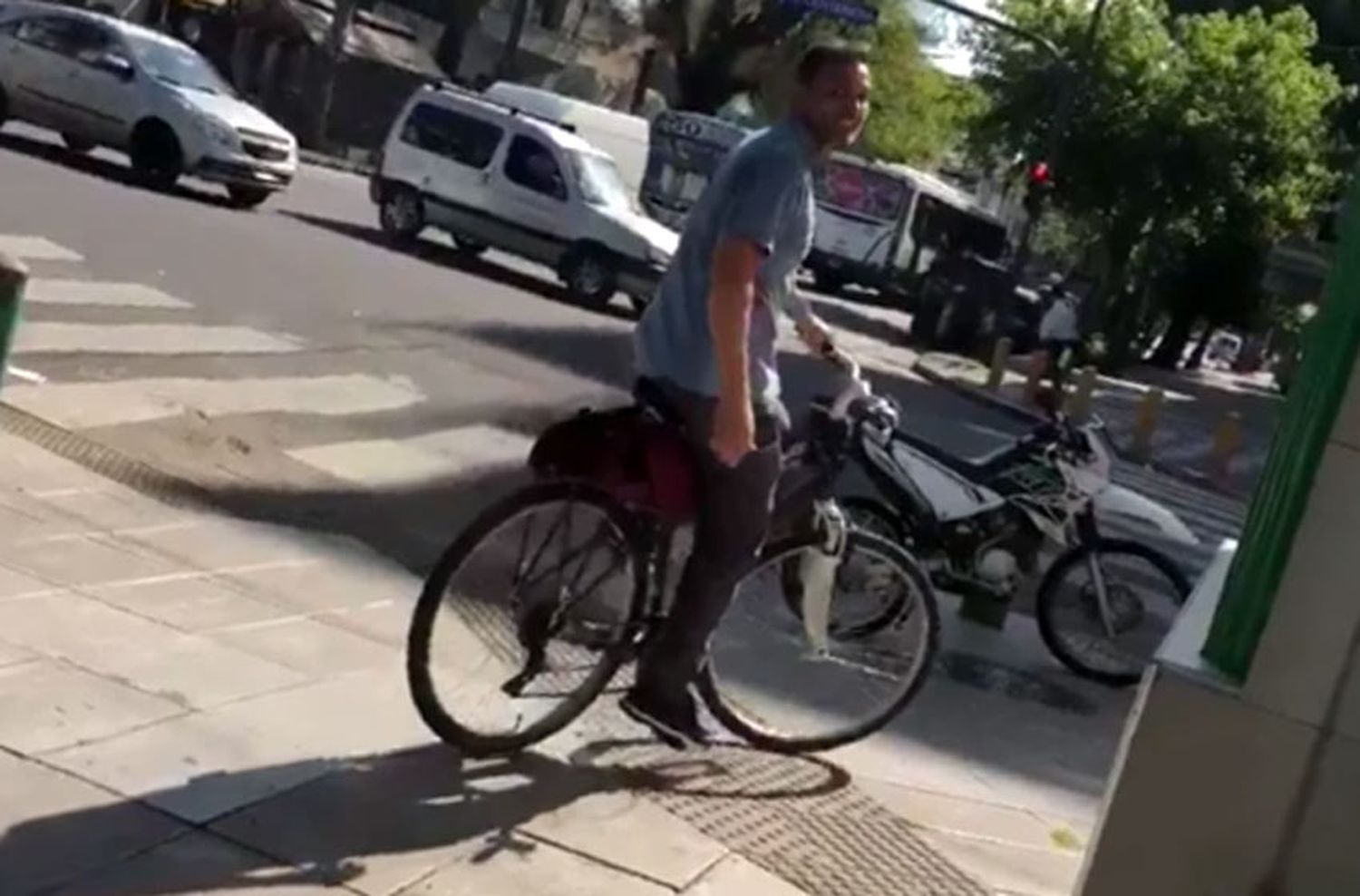 «Con ese shorcito provocás demasiado»: una adolescente filmó a un hombre que la acosó por la calle
