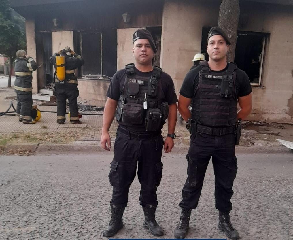 Los dos policías que rescataron a la mujer de la vivienda.